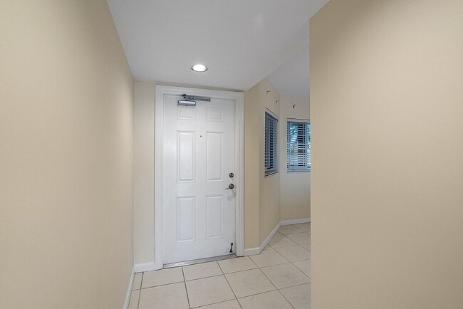Building Photo - Check out this beautiful 2/2 condo!