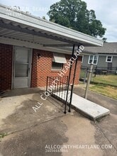 Building Photo - 528 N Beard Ave