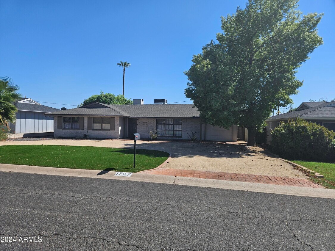 Primary Photo - 1707 E Sierra Vista Dr