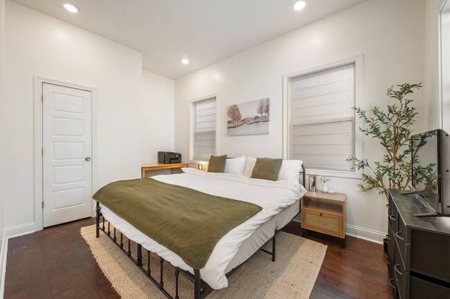 Building Photo - 951 Charles St