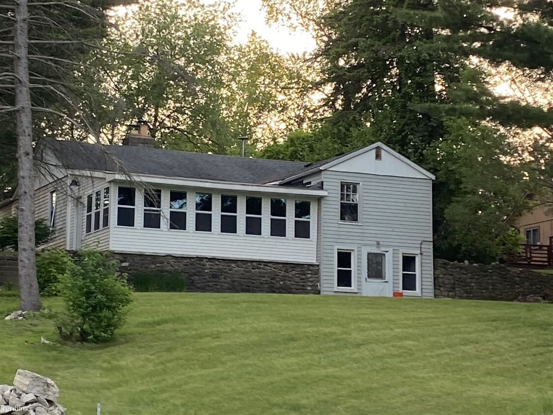 100 Lakeview Dr, Oxford, MI 48370 House Rental in Oxford, MI
