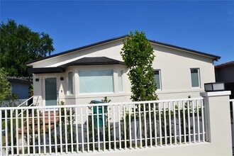 Building Photo - 621 SW 60th Ct