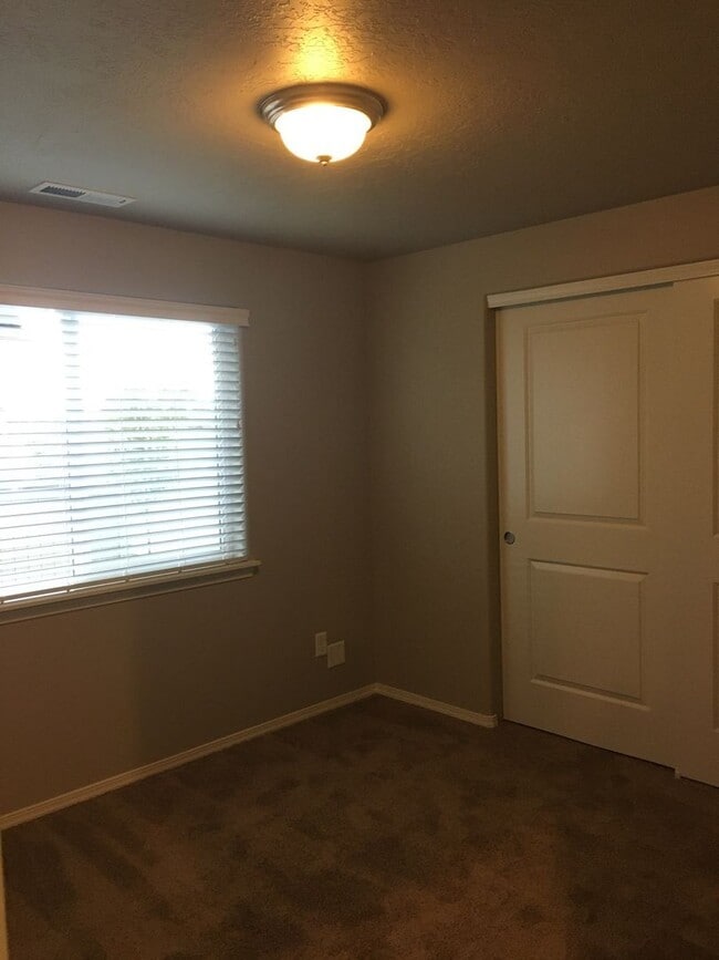 Building Photo - 2 Bedroom 1 Bath Cottage in SW Redmond