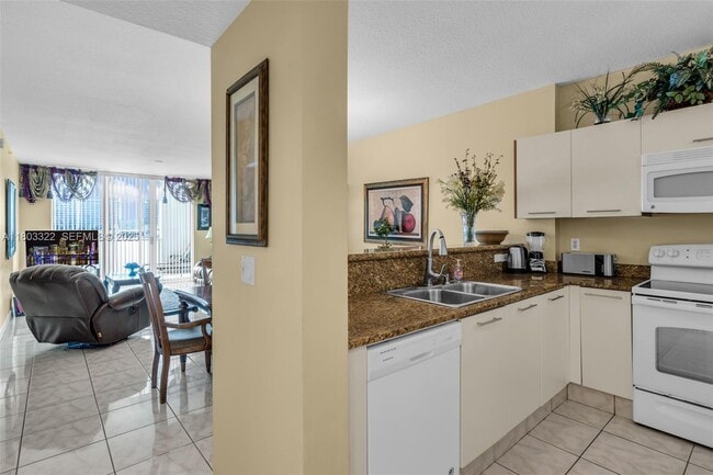 Foto del edificio - 18100 N Bay Rd