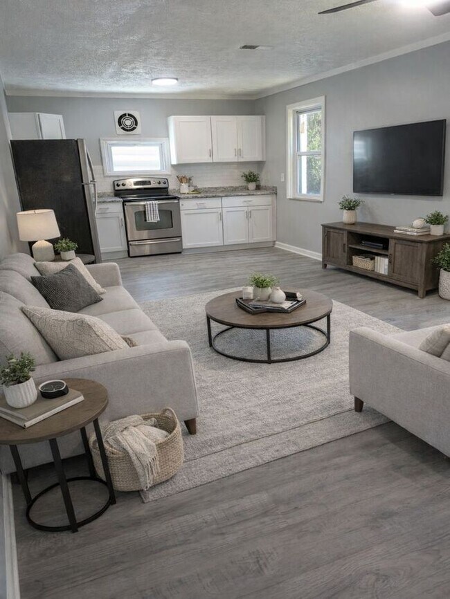 Foto del edificio - Spacious 5BR 2BA SFR w/ In-Unit W/D • Off Street Parking in Euclid