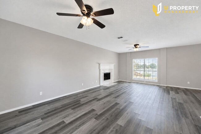 Building Photo - 1423 Lakeshore Dr