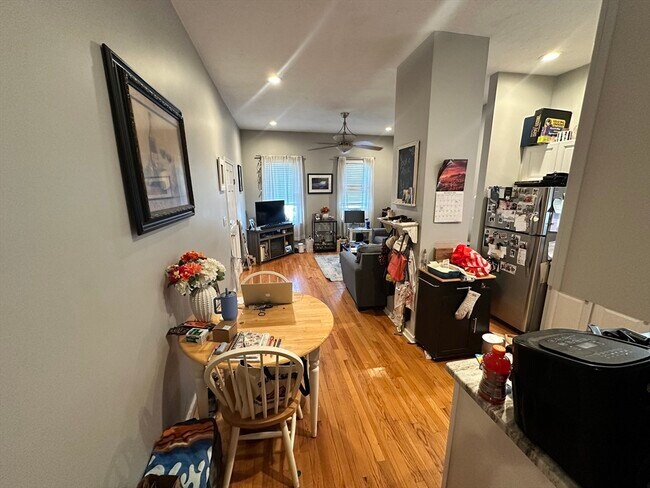 Foto del edificio - 423 E 3rd St