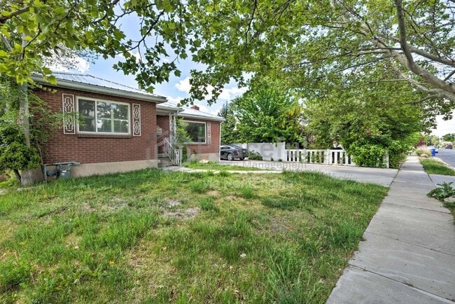 Building Photo - 462 E Haven Ave