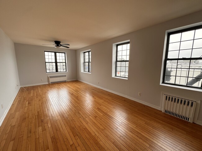 Building Photo - 890 W Beech St