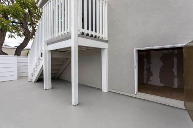 Building Photo - 520.5 Poinsettia Ave