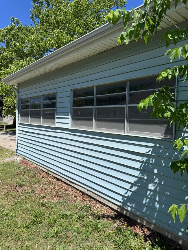 Building Photo - 810 N C St