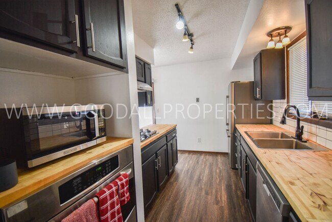 Building Photo - Updated 3 Bedroom 3 Bath Home in Des Moines