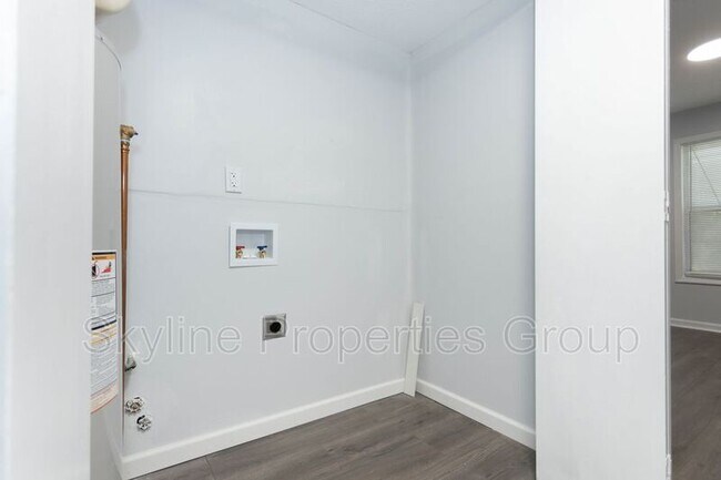 Foto del edificio - 5861 Dunn Rd