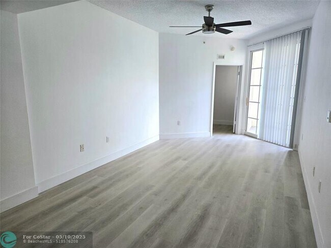 Foto del edificio - 533 NE 3rd Ave