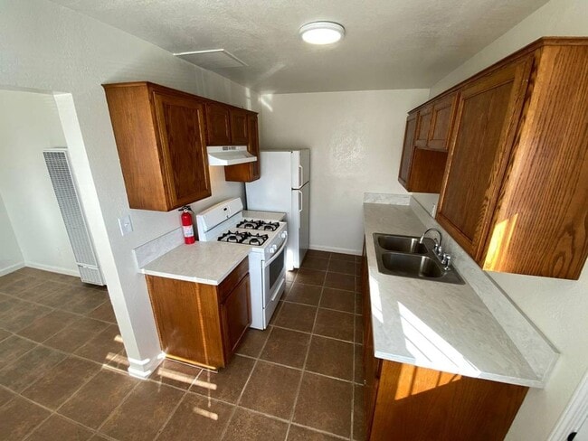 Building Photo - 2 Bedroom House- With Front & Back Yard