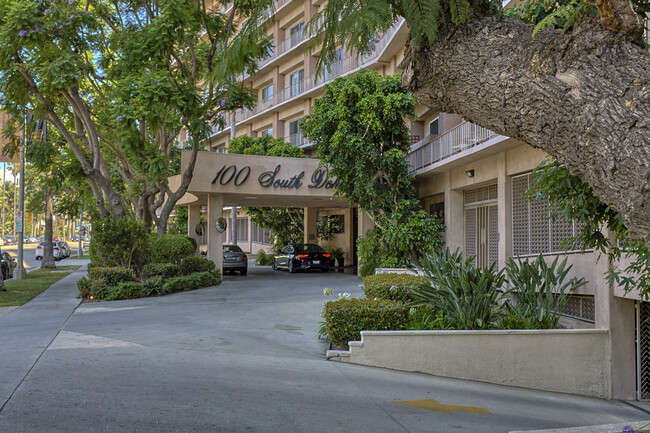 Building Photo - 100 S Doheny Dr
