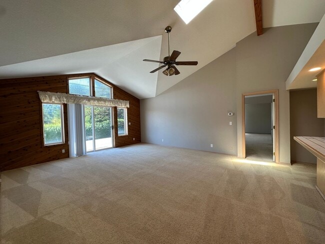 Building Photo - Bandon-Available Now