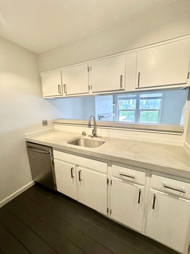 Building Photo - 1 bedroom, 1 bathroom Condo with City View!