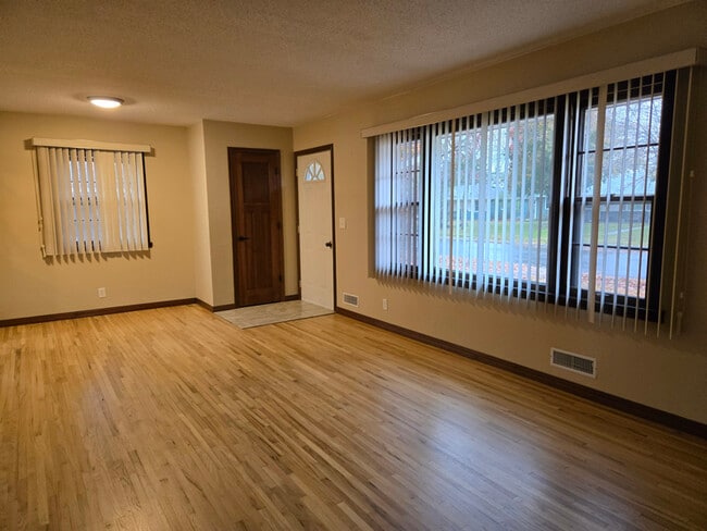 Foto del edificio - 8595 Granada Ave S