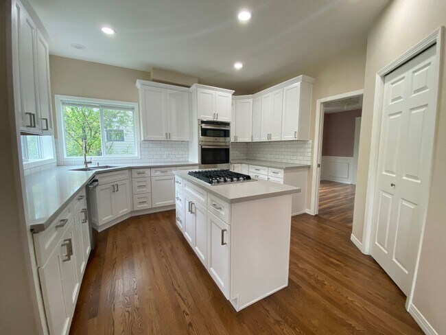 Foto del edificio - Executive Newly Remodeled 6 Bedroom Plus B...