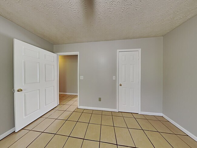 Building Photo - 6114 Green Acres Dr SW