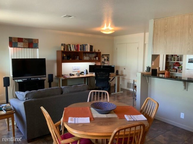 Foto del edificio - 1 br, 1 bath Apartment - 2730 Portage Bay E