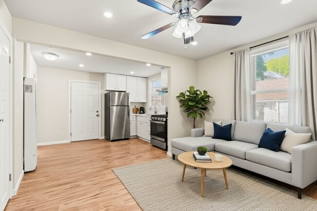 Modern 2 Bedroom in Alameda w/ Parking! - Modern 2 Bedroom in Alameda w/ Parking! Apartment