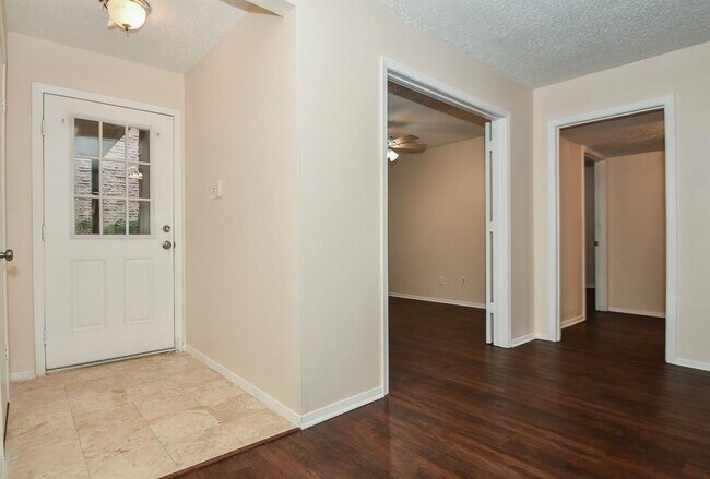 Building Photo - 8281 Kingsbrook Rd