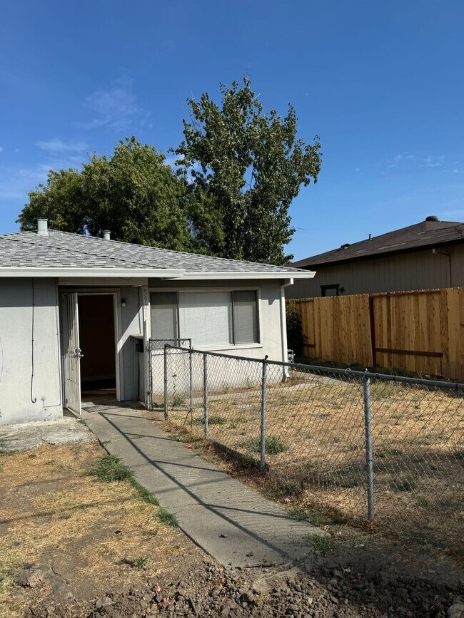 Building Photo - Cute 2 Bedroom