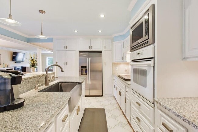 Foto del edificio - 8900 Carroll Manor Dr