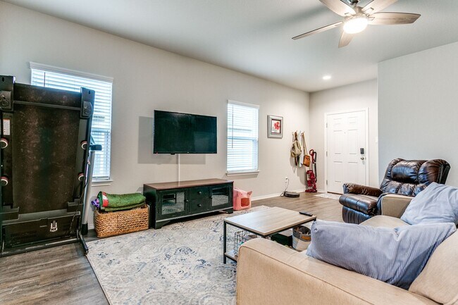 Foto del edificio - 3-BEDROOM NEWER CONSTRUCTION IN CONVERSE