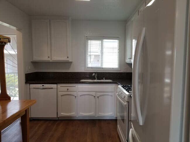 A window over the kitchen sink! - 1707 Micheltorena St