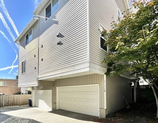 Building Photo - Great Townhome For Rent