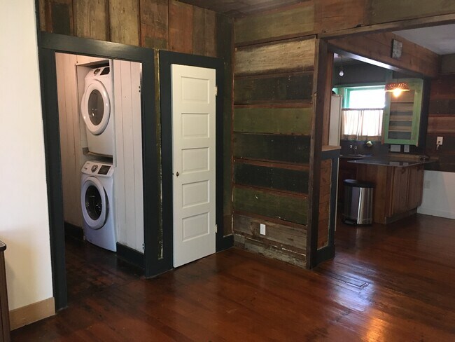 Foto del edificio - 1303 E 3rd St