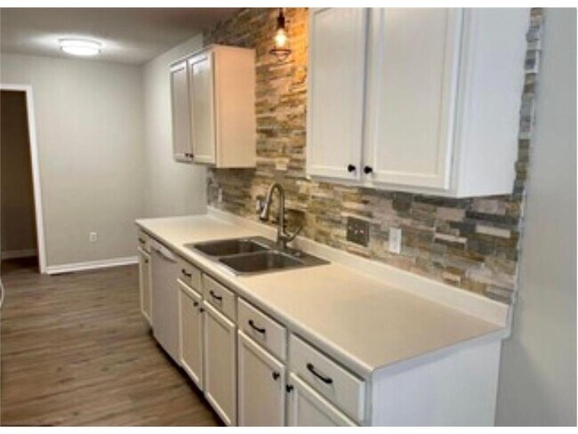 Foto del edificio - 13877 Edgewood Ave