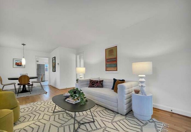 Foto del edificio - 4408 Maple Ave