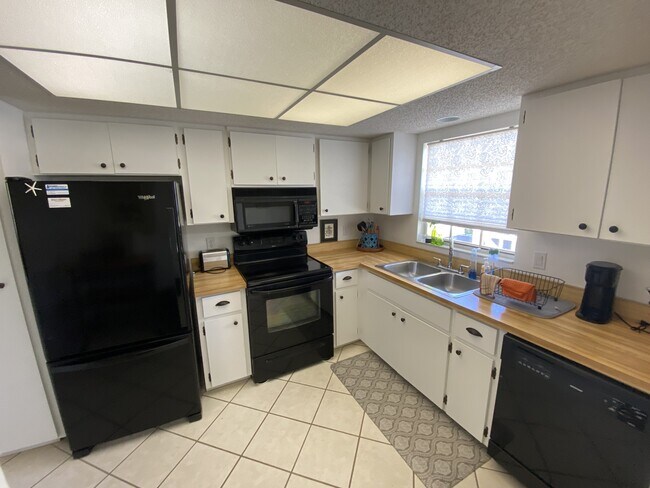 Foto del edificio - 944 Capri Isles Blvd