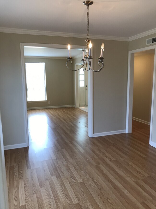 Building Photo - Bellevue Townhome 4 bedrooms 3 full baths