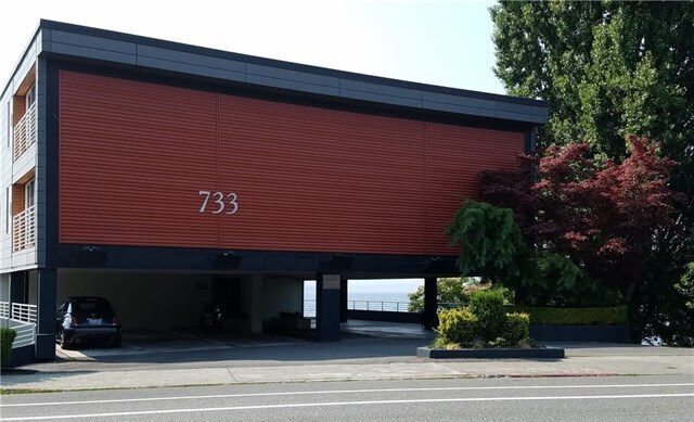 Walk to downtown Kirkland - 733 Lake St S