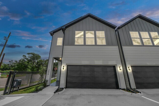 Foto del edificio - 2432 Harrington St