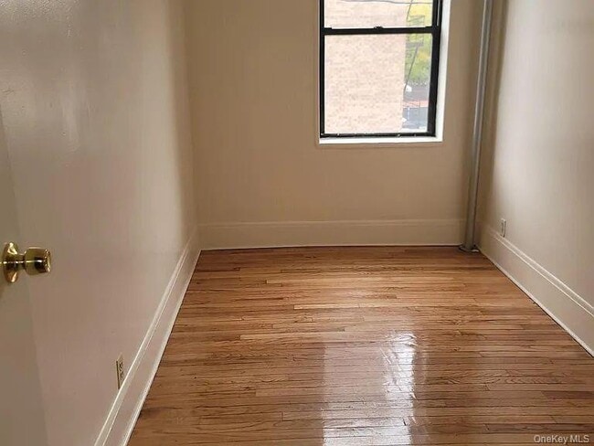 Building Photo - 497 Van Cortlandt Park Ave