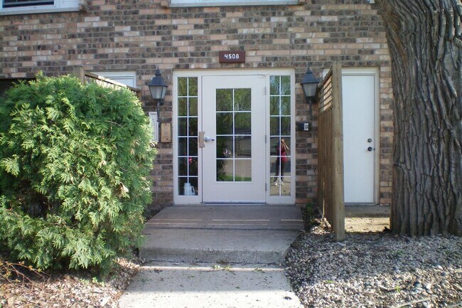 Entrada de seguridad - 4508 Cedar Lake Rd S