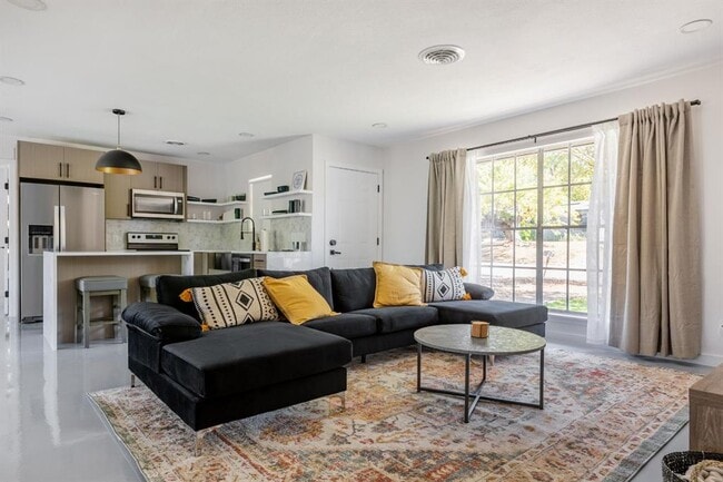 Building Photo - 2405 Trafalgar Dr