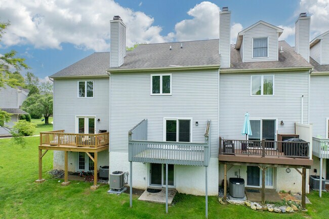 Foto del edificio - 403 Pinebrooke Cir