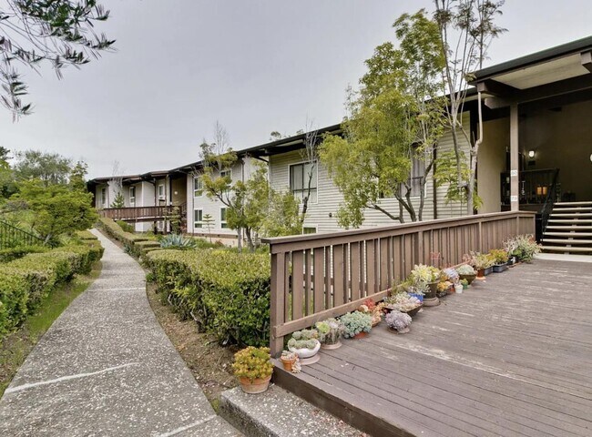 Foto del edificio - 19100 Crest Ave