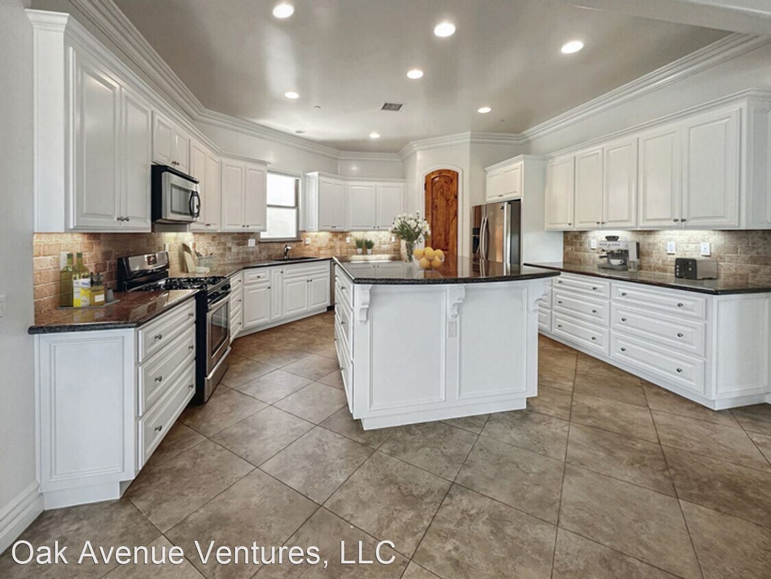 Primary Photo - 5 br, 5 bath House - 1204 Oak Avenue