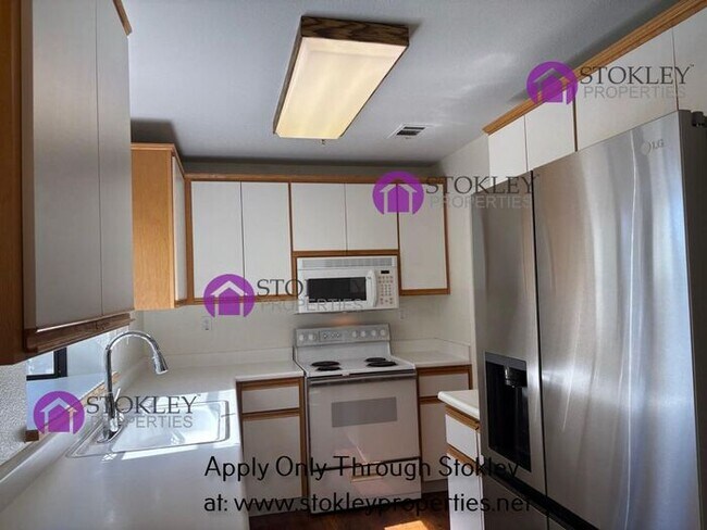 Building Photo - 2590 Oak Rd