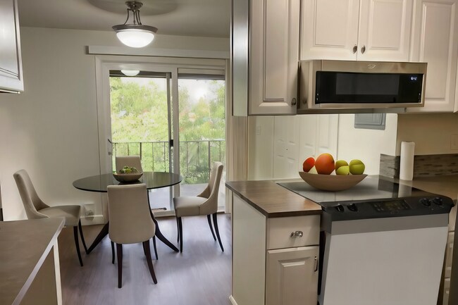 Foto del edificio - Beautiful Hillsboro Condo Completely Remod...