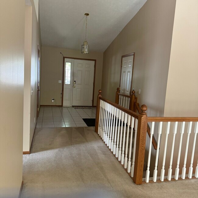 Hermosa entrada que conduce a una amplia sala de estar. - 2928 Blackhawk Dr