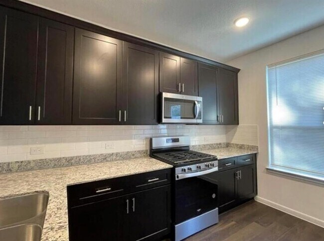 Building Photo - 10565 Pineland Dr